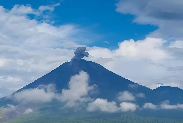 gunung semeru erupsi