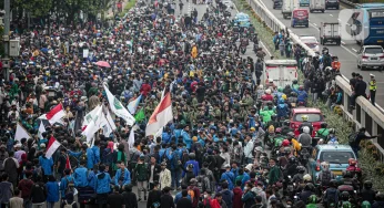 Ricuh Demo di DPR, Massa Bakar Motor hingga Ganggu Operasional KRL