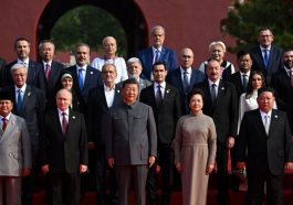 prabowo berdiri sejajar