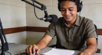 Suara di Balik Gelap Malam: Peran Radio Komunitas Mengubah Nasib Warga Terpencil